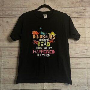 🦃 "Dinosaurs didn't read look what happened‎ to them" Shortsleeve shirt, Size M